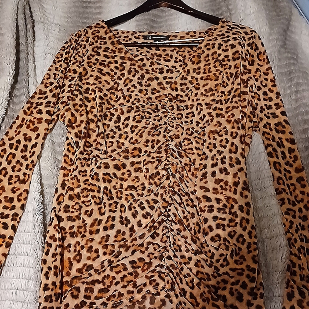 Macy's I.N.C. brand leopard print sheer blouse w/ front ruching detail. Size 2x